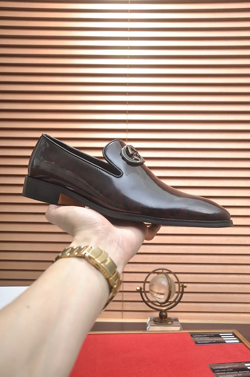 Men's shoes💰500💶Italy's top luxury men's shoe giant (GUCCI) (Gucci) (full cowhide lining) new arrival🍃Original European style🔰 Pleasant to the eye😍In order to make the shoes more durable and non-deformable🌀The production continues to follow traditional methods but there is still no lack of innovation💪Choose original sheepskin for the leather♻️ Smooth and natural And extra bright ⭐Made of imported cowhide, the first choice of rich people 38-45 (45 customized)